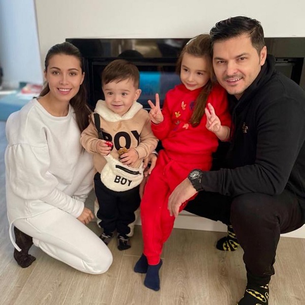 liviu varciu si anda calin alaturi de cei doi copii acasa