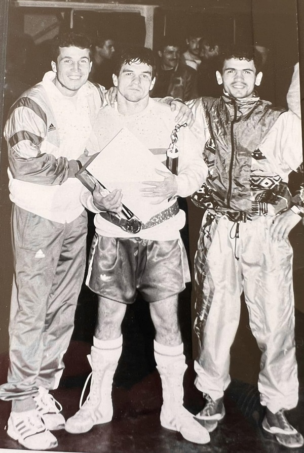 leonard doroftei poza veche alaturi de alti doi pugilisti
