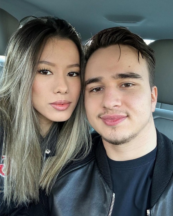 luca reghecampf si asiana peng in masina fac un selfie