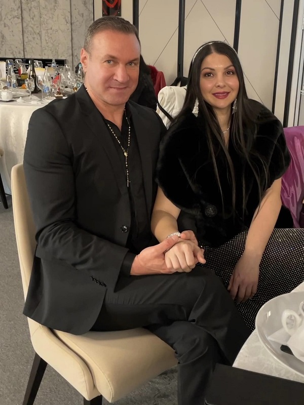 alin oprea si sotia lui imbracati in negru stau la masa la un eveniment