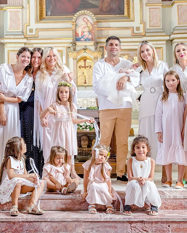 laura cosoi sotul si fetitele ei alaturi de andreea ibacka  adela popescu si alti invitati