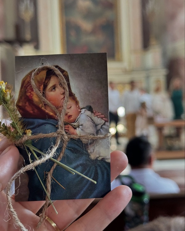 iconita cu maica domnului legata cu o sfoara discreta