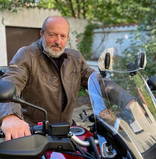 actorul claudiu istodor in geaca de piele pe o motociclet