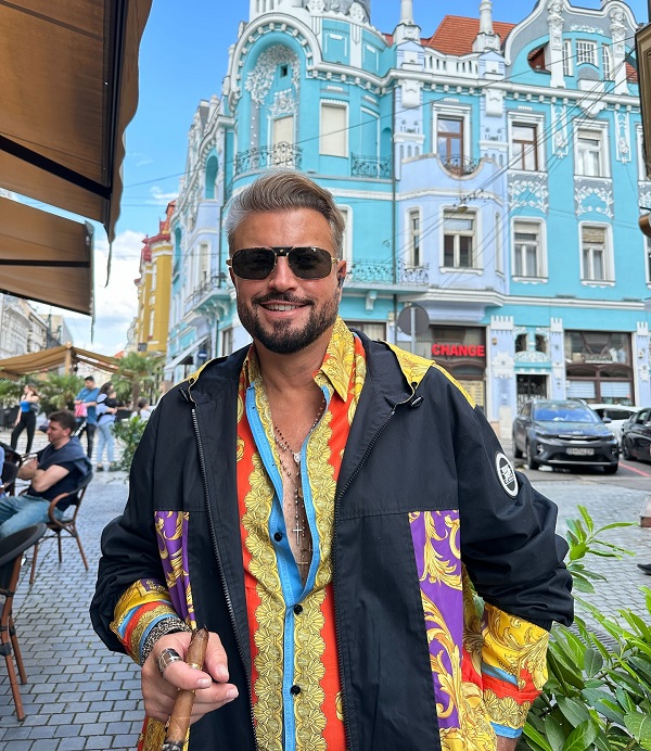 catalin botezatu imbracat in kimono colorat intr un oras