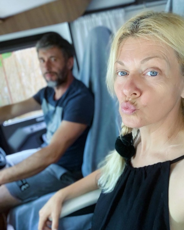 dana nalbaru si dragos bucur in masina, el sta la volan