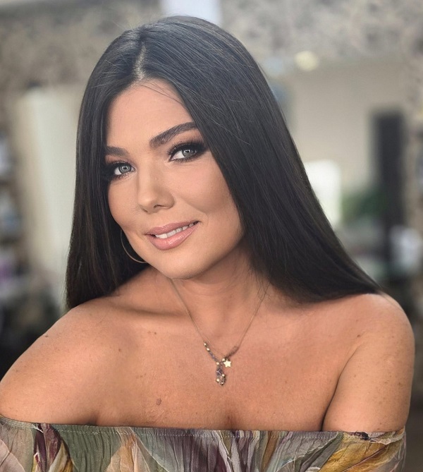 paula seling imbracata elegant cu parul desprins poza