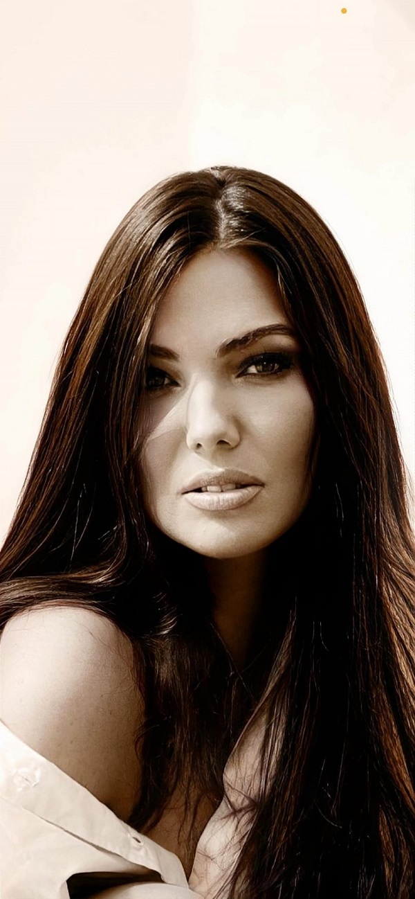 paula seling cu parul lasat pe spate poza alb negru