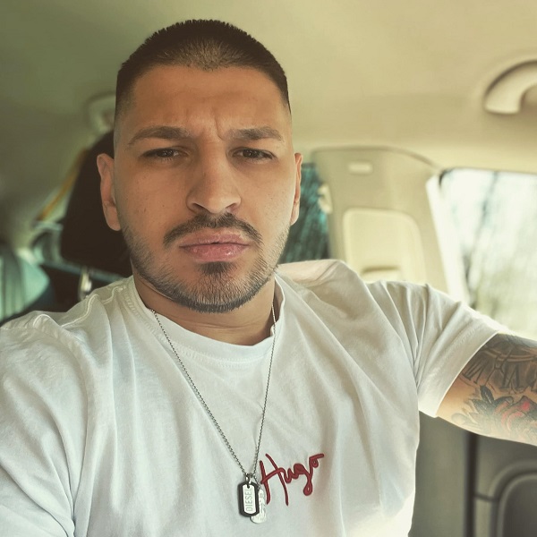 gabriel vasiliu imbracat in tricou alb in masina