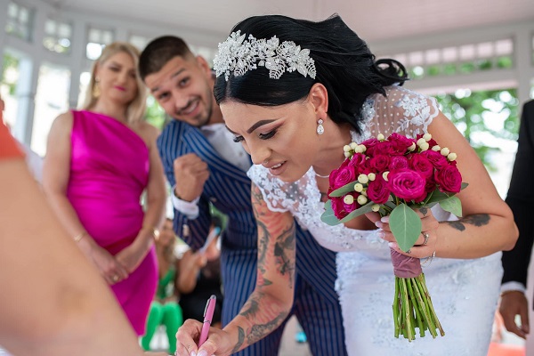 gabriel vasiliu si sotia lui in rochie de mireasa semneaza actele n fata ofiterului starii civile