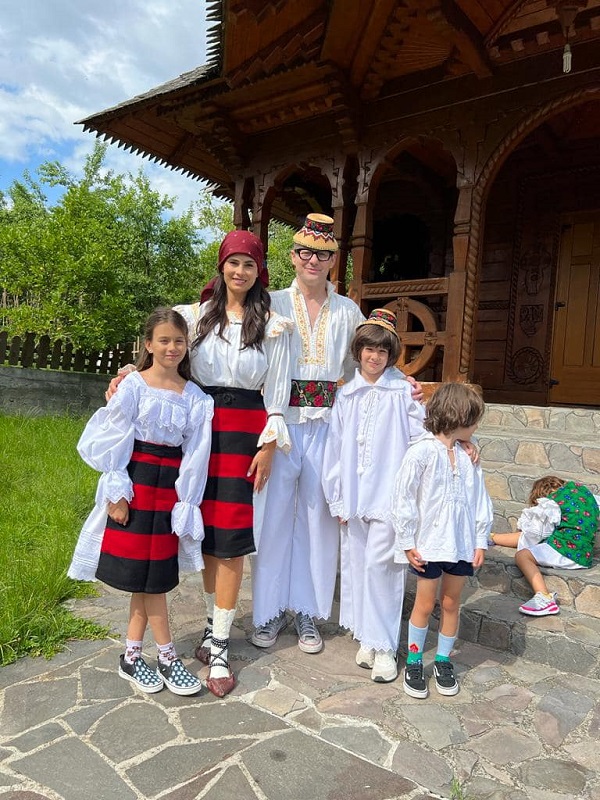 anca serea si adi sînă îmbrăcați în costum tradițional românesc alături de copii
