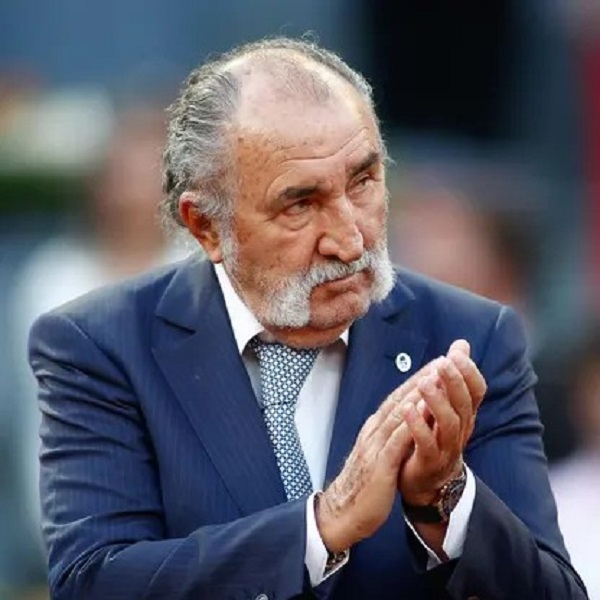 ion tiriac imbracat in costum ambastru aplauda