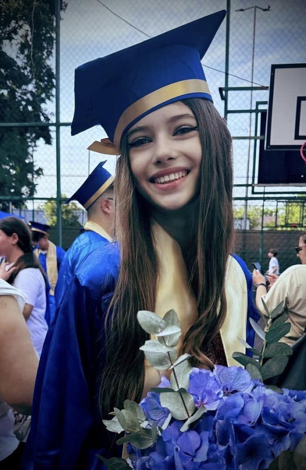 fiica lui mihai albu mikaela la absolvire
