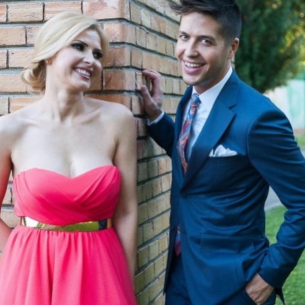 jorge in costum albastru isi priveste sotia blonda imbracata in rochie roz