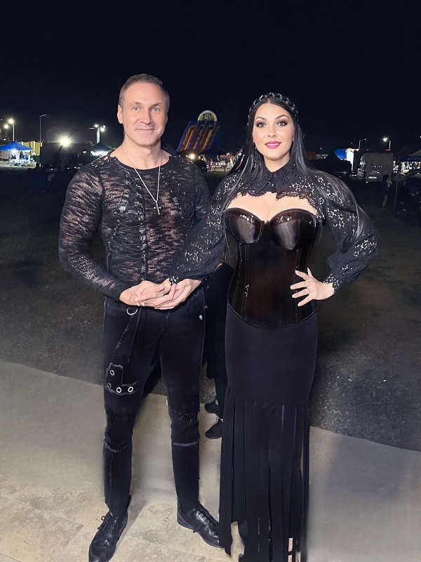 alin oprea si medana imbracati in negru la un eveniment