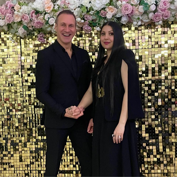 alin oprea si medana se tin de mana imbracati in negru la un eveniment