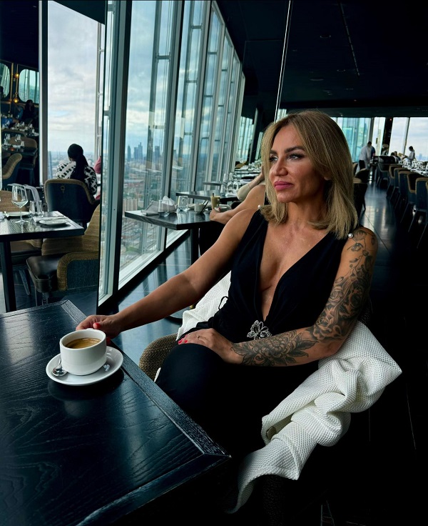 larisa uta la o cafenea se uita pe geam