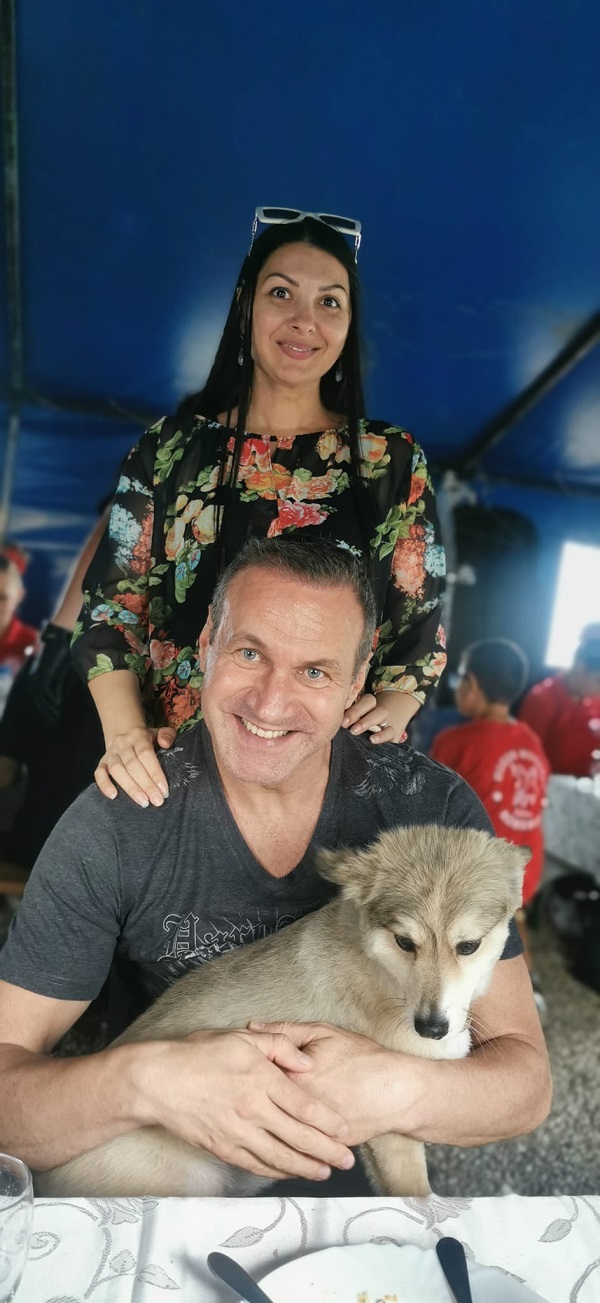 alin oprea tine in brate un caine si sotia lui medana este in spatele lui
