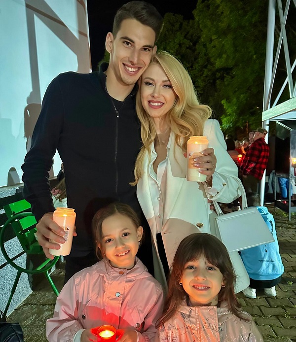 andreea balan alaturi de iubitul ei si cele doua fetite tinand lumanari in mana