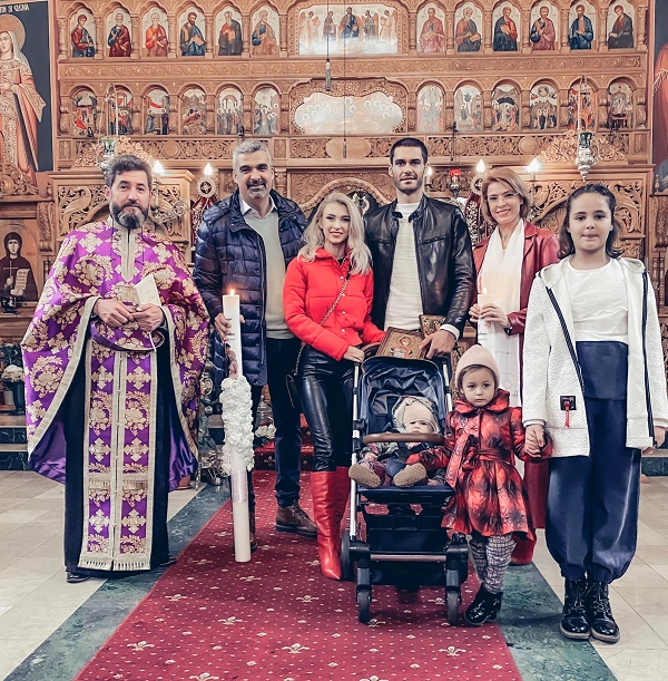 fotografie de familie andreea balan alaturi george burcea, fetitele lor si nasii de cununie, aurelian temisan si monica davidescu in biserica la botezul micutei Clara