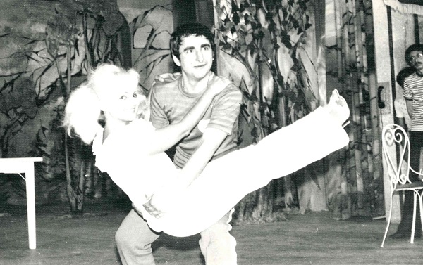 moment vechi cu actrita camelia mitoseru tinuta in brate de un alt actor
