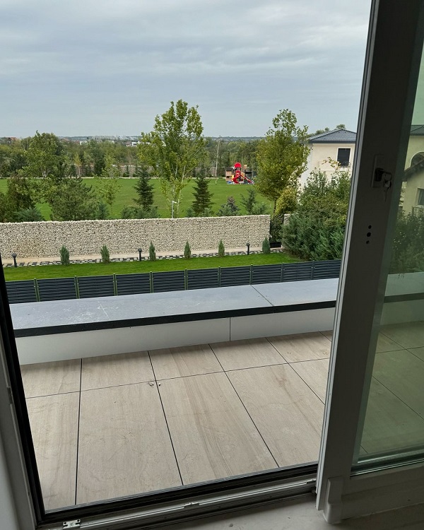 vedere de pe balconul casei recent achizitionate de andreea bostanica