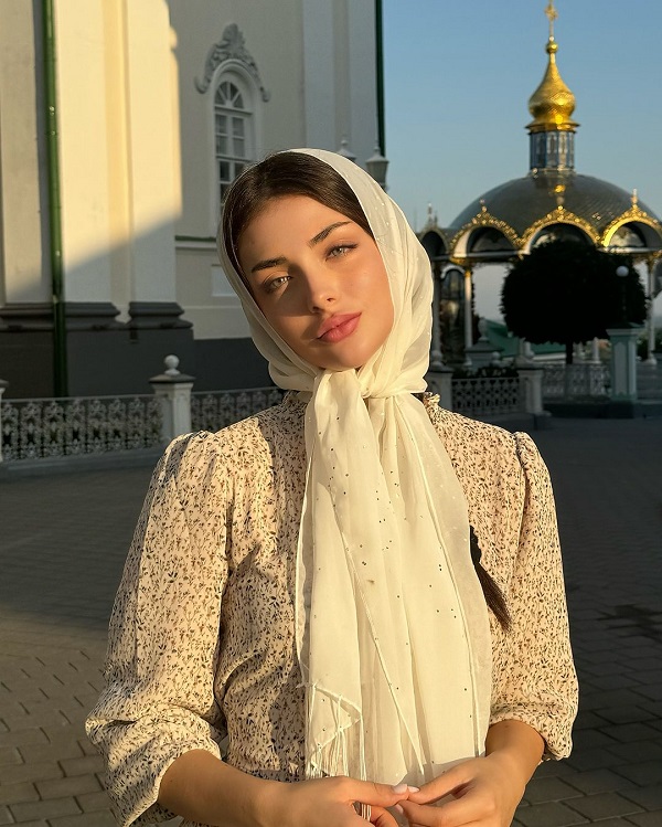 andreea bostanica cu batic in cap in fata unei catedrale 