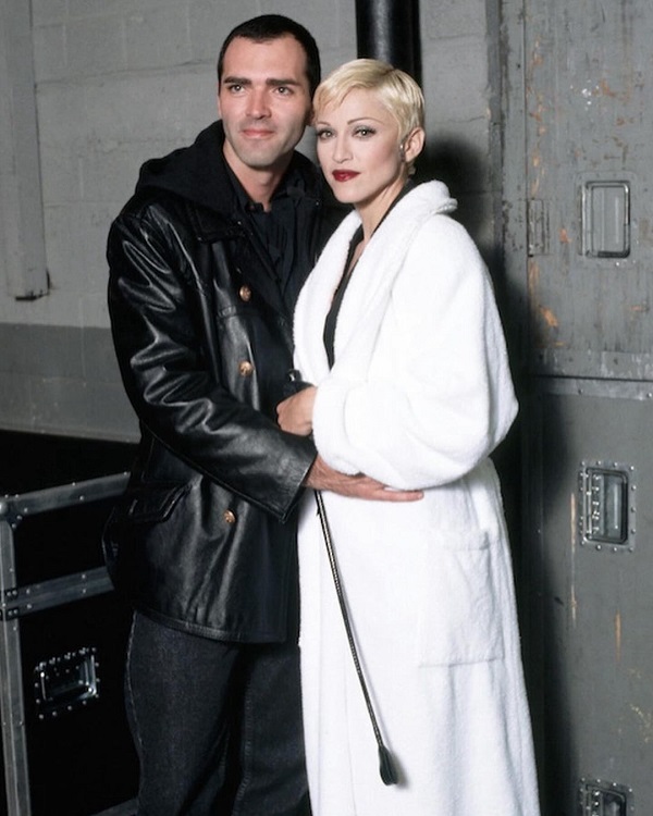 madonna imbracata in alb se tine de mana cu fratele ei