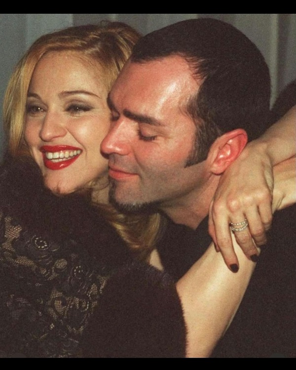 madonna il tine de gat pe fratele ei care o saruta pe obraz