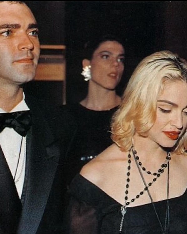 madonna la bratul fratelui ei imbracat in frac cu papion la gat