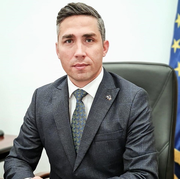 medicul valeriu gheorghita imbracat in costum si cravata la birou