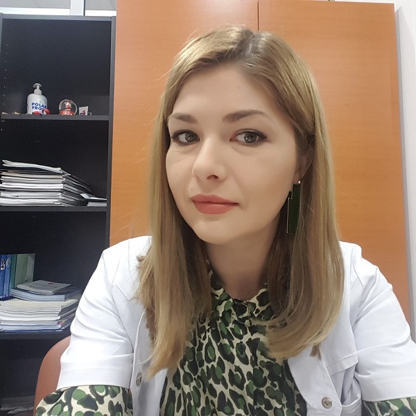 medicul cristina gheorghita in halat alb in cabinet