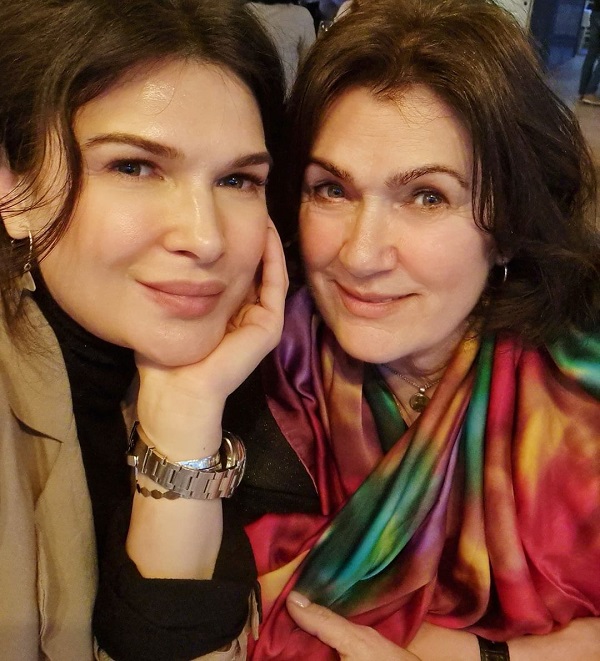 monica birladeanu fara machiaj cu mana la fata alaturi de mama sa 