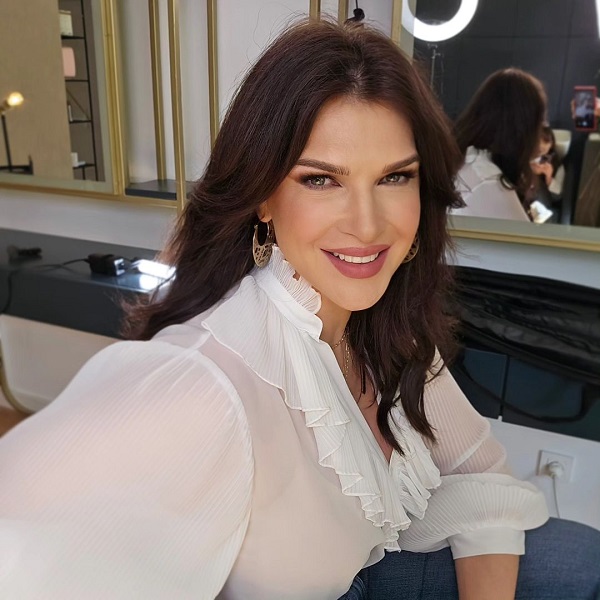 monica birladeanu in camasa alba la o masa de machiaj