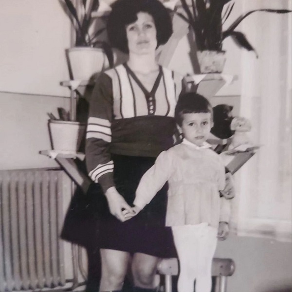 monica birladeanu in copilarie alaturi de mama sa