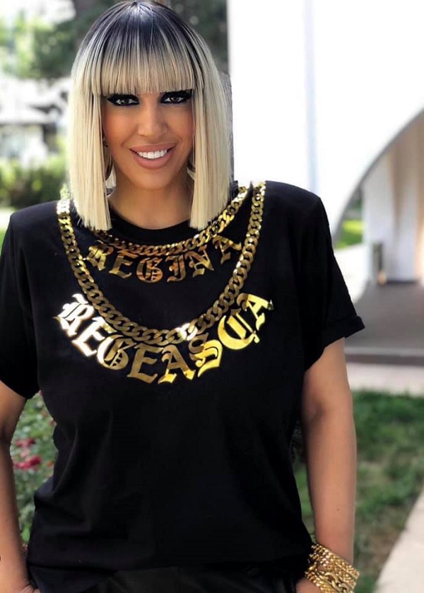 raluca badulescu imbracta in negru zambeste la camera