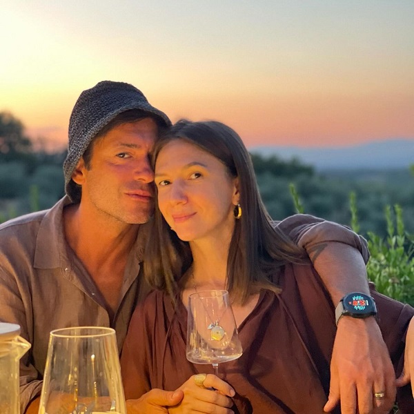 adela popescu si radu valcan in natura la lumina focului iau cina 