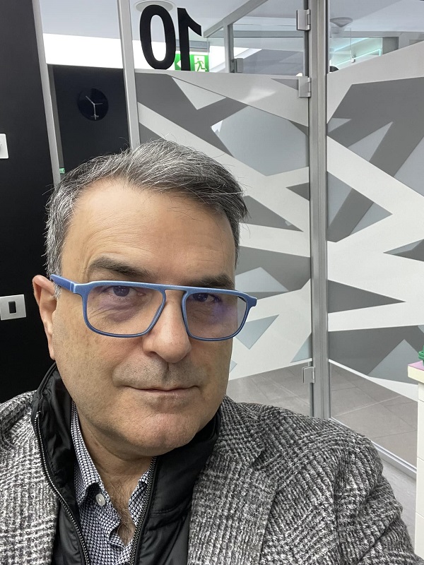 lucian mandruta isi face un selfie in studio avand ochelari la ochi