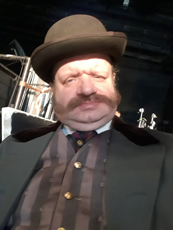 actorul puiu cu mustata si palarie in cap la teatru