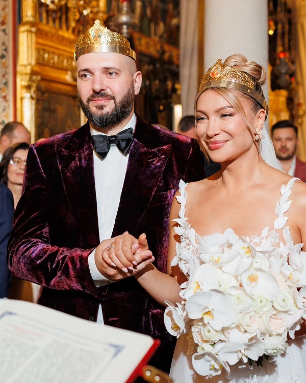 lora si sotul ei se tin de mana in biserica imbracati in mire si mireasa