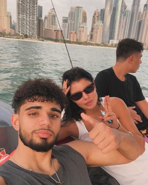ileana lazariuc cu ochelari la ochi pe un vas pe mare alaturi de fiii ei