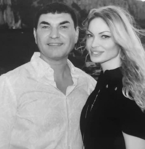 cristi borcea si valentina pelinel la brat in fotografie alb negru