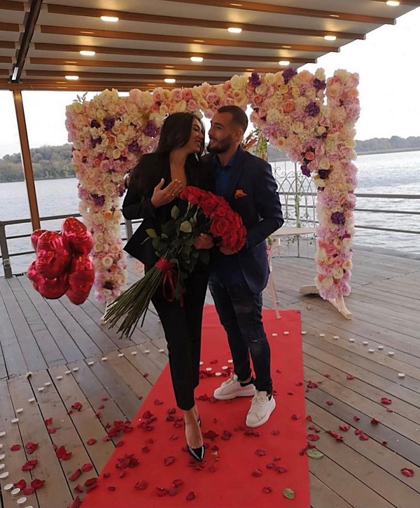 larisa udila si alexandru ogica pe covor rosu pe marginea unui lac dupa cerere n casatorie