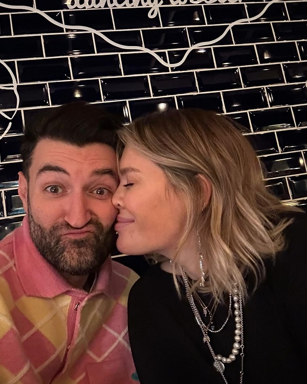 gina pistol il saruta pe smiley pe obraz iar el se arata surprins