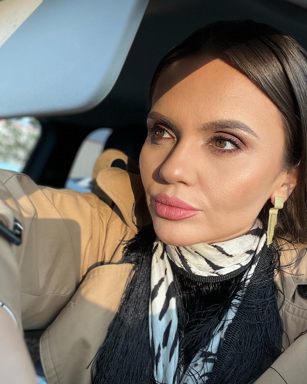 cristina siscanu machiata si cu parul intins cu placa in masina