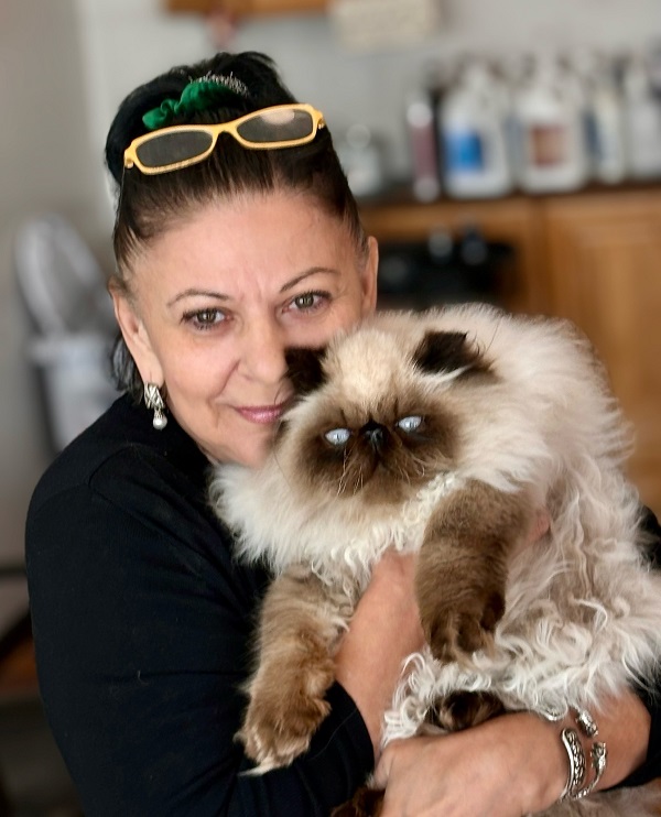 elena carstea imbracata in negru tine o pisica in brate