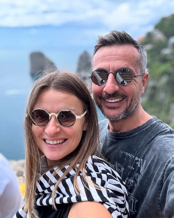 ioana blaj si ducu ion amandoi cu ochelari de soare la ochi fac un selfie