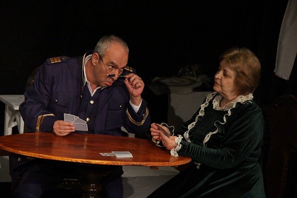 actorul petrisor stan alaturi de sotia lui pe scena la o masa
