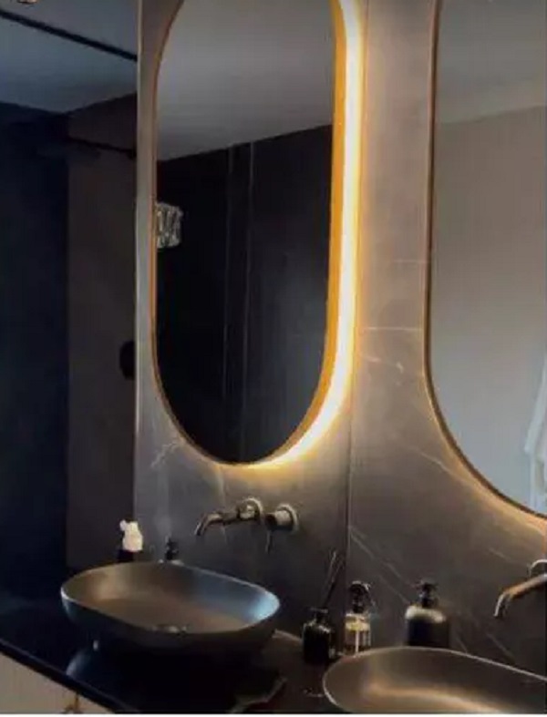 baia moderna din casa vladutei lupau cu oglinzi luminate