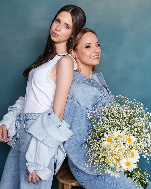 andreea marin alaturi de fiica ei violeta cu buchete de flori in mana