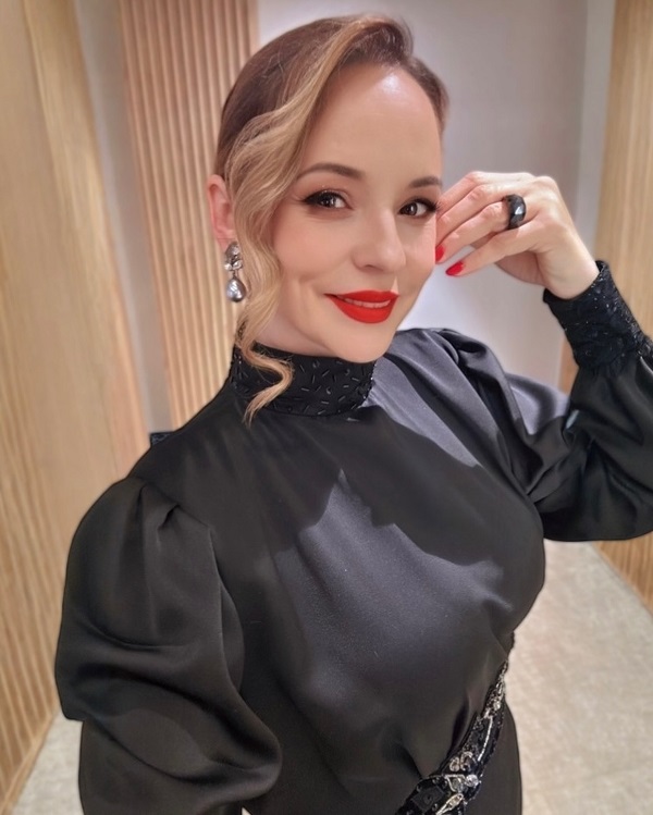 andreea marin coafata cu un coc strans imbracata in rochie neagra la un eveniment